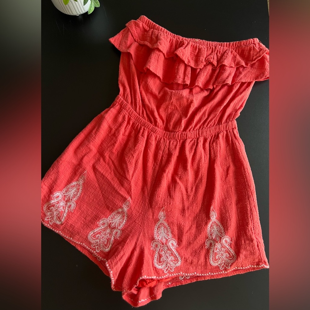 India Boutique Coral One Size Strapless Embroidered Shorts Romper GUC